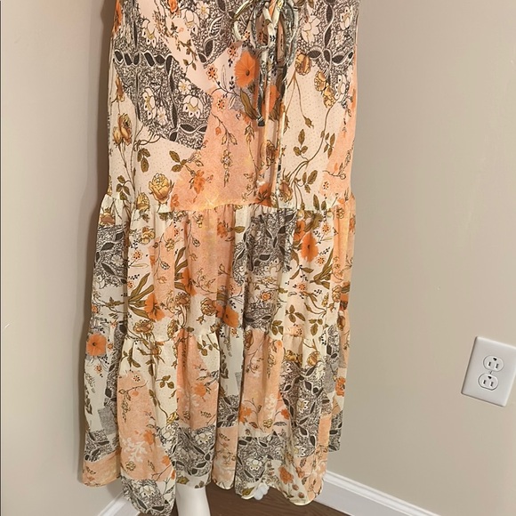 Elegant Floral Maxi Dress in Peach and Cream - Picture 5 of 7